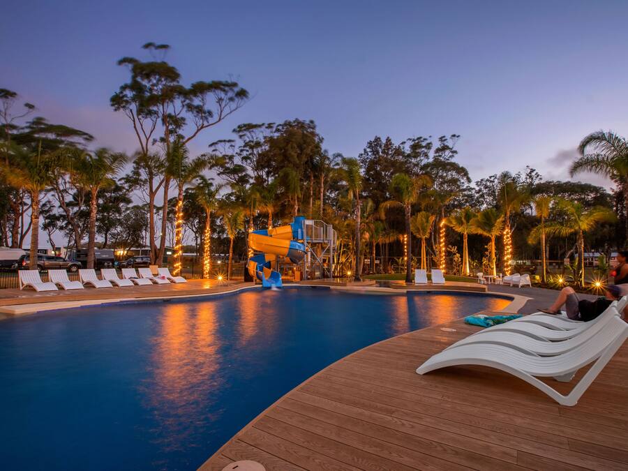 Utendørsbasseng og solsenger