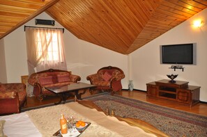 Standard Double or Twin Room | Living area