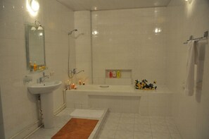 Standard Double or Twin Room | Bathroom | Free toiletries, hair dryer, bathrobes, slippers - Samarkand Safar (Samarkand)