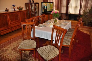 Daily cooked-to-order breakfast for a fee
