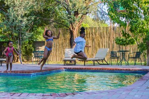 Piscina all'aperto, lettini