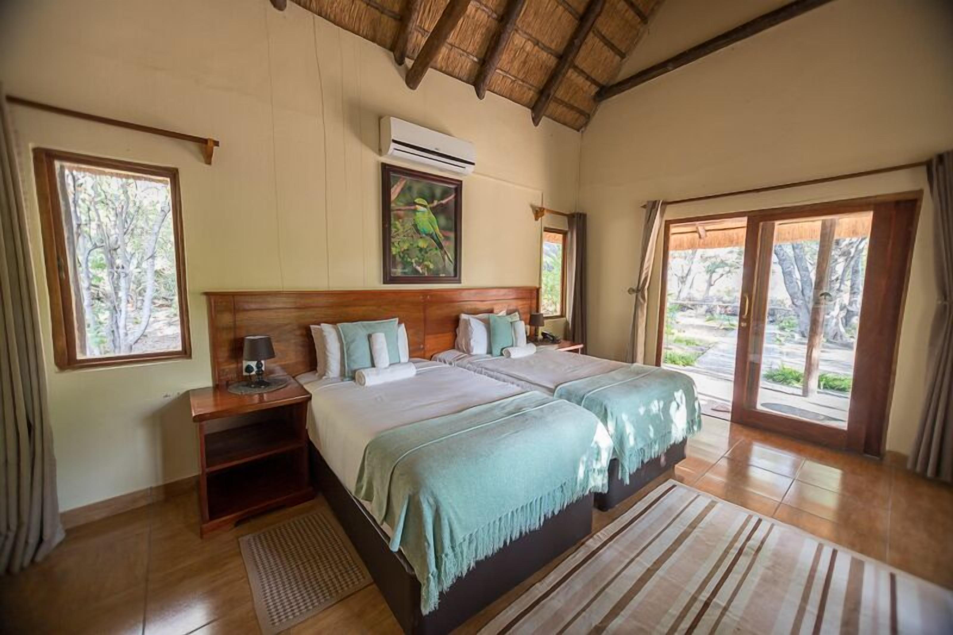 Standard Twin Room | Desk, bed sheets