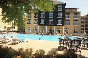 Outdoor pool, pool umbrellas, pool loungers - Sevkibey Hotel (Alanya)