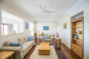 Deluxe-Apartment, 1 Schlafzimmer, Poolseite (Minimum Age 18) | Wohnzimmer