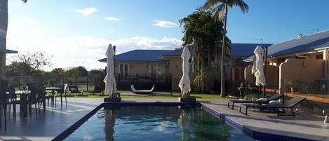 室外游泳池,日光浴躺椅