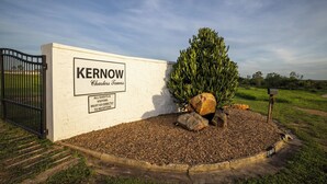 Une pancarte indiquant « KERNOW Charters Towers » avec un message invitant les clients et les visiteurs à se rendre directement à la réception.