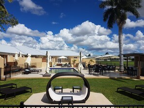 Piscina externa, espreguiçadeiras