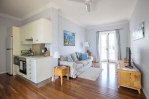 Appartement Classique, 1 chambre (Courtyard Garden - Minimum Age 18) | Coin séjour