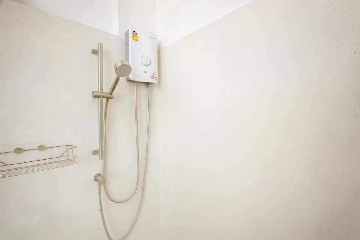 Douche, articles de toilette gratuits, sèche-cheveux