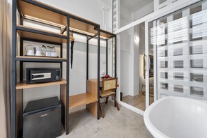 Family Quadruple Room | In-room safe, blackout curtains, soundproofing, free WiFi - River View Residence (Bangkok)