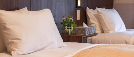 Down comforters, in-room safe, desk, blackout drapes