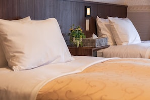 Down duvets, in-room safe, desk, blackout curtains - Hotel Quartz Shin Osaka (Osaka)