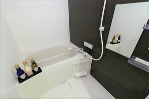 Separate tub and shower, free toiletries, hair dryer, bathrobes - Hotel Quartz Shin Osaka (Osaka)