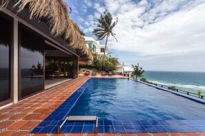 Outdoor pool, pool umbrellas, sun loungers - Den Pasar Boracay Villa (Boracay Island)