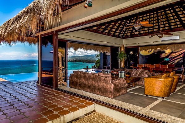 Poolside bar - Den Pasar Boracay Villa (Boracay Island)