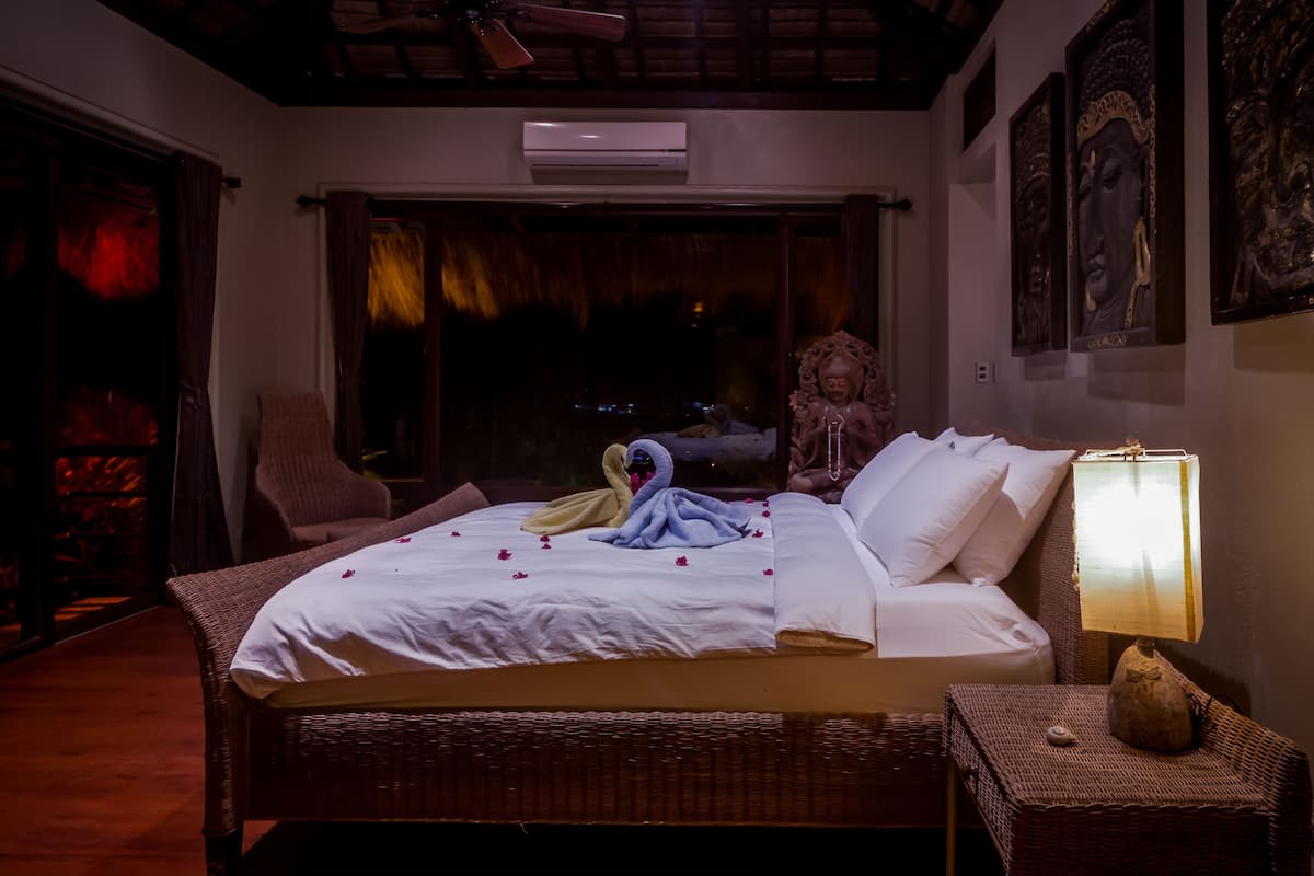 Villa (13 Bedrooms) | Minibar, caja fuerte, escritorio y cortinas opacas