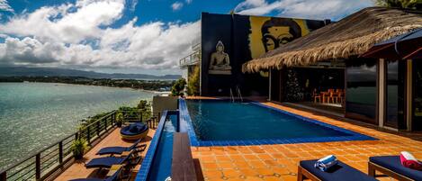 Utendørsbasseng, bassengparasoller og solsenger