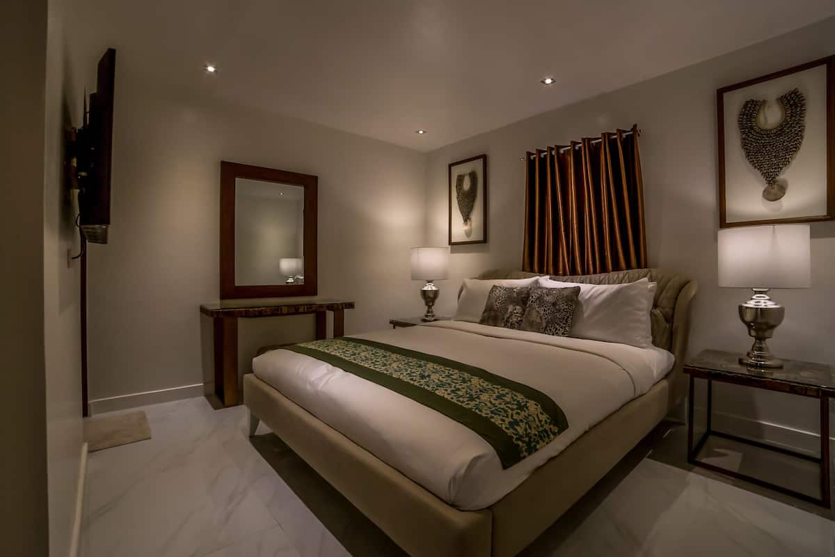 Villa (10 Bedrooms) | Minibar, caja fuerte, escritorio y cortinas opacas