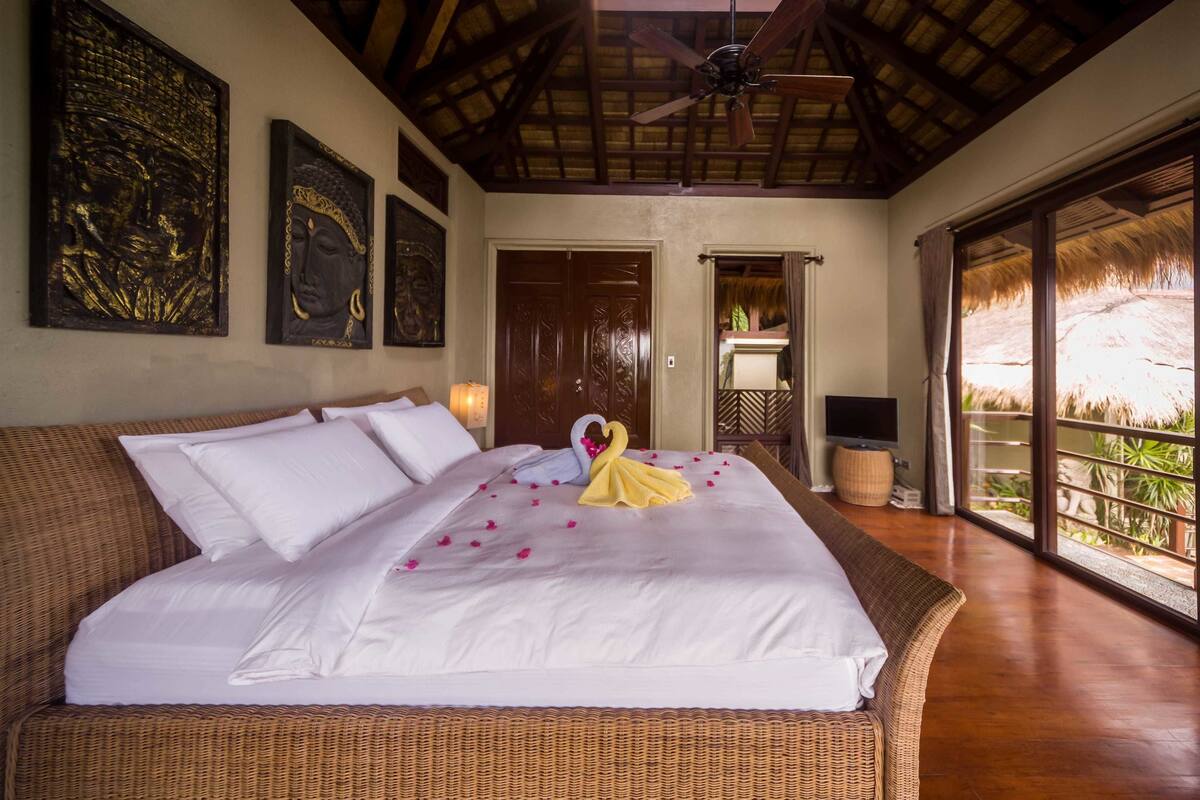 Villa (7 Bedrooms) | Minibar, una cassaforte in camera, con stile personalizzato