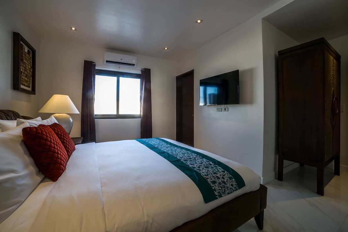 Villa (16 Bedrooms) | Minibar, caja fuerte, escritorio y cortinas opacas