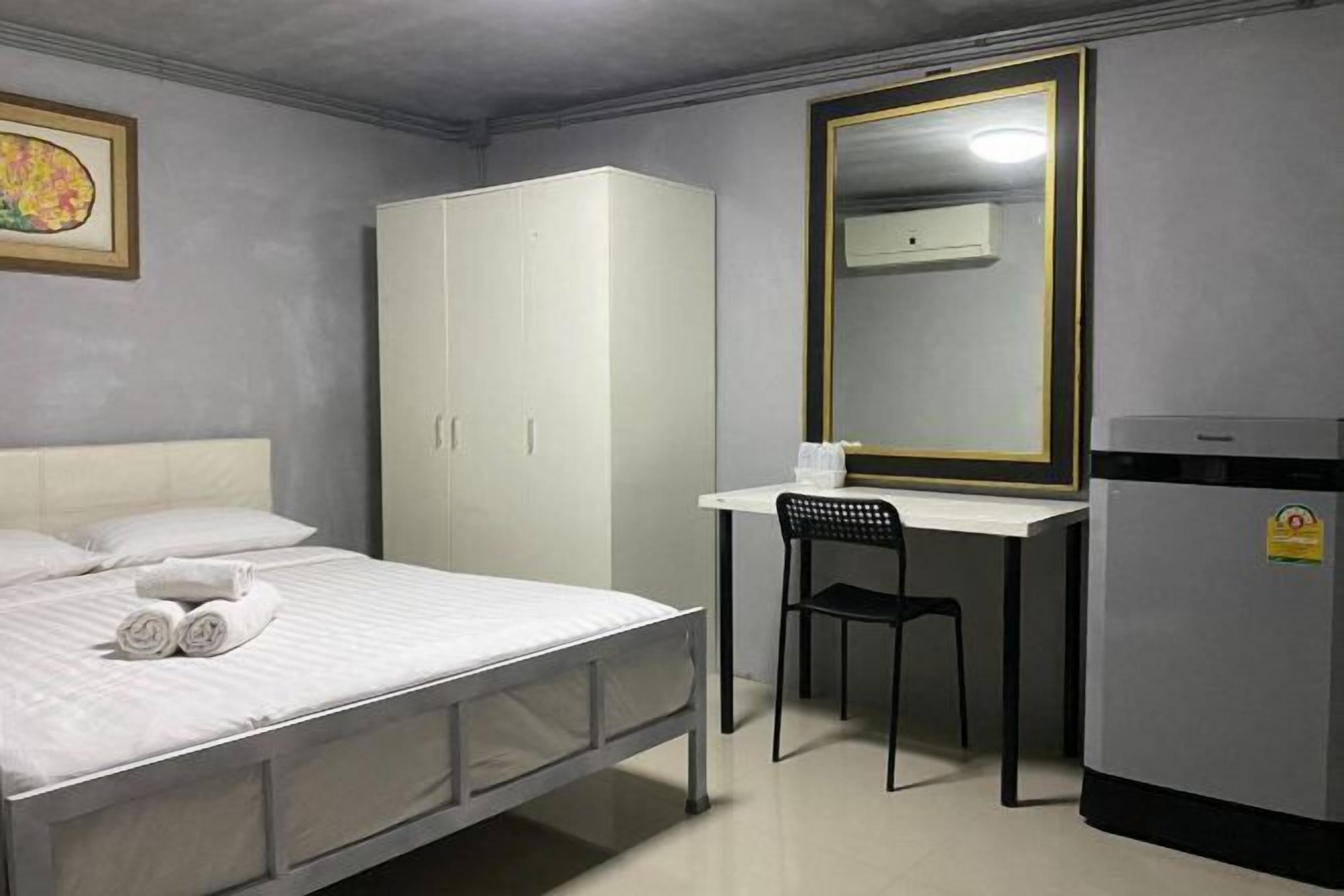 Hypo-allergenic bedding, free WiFi, bed sheets