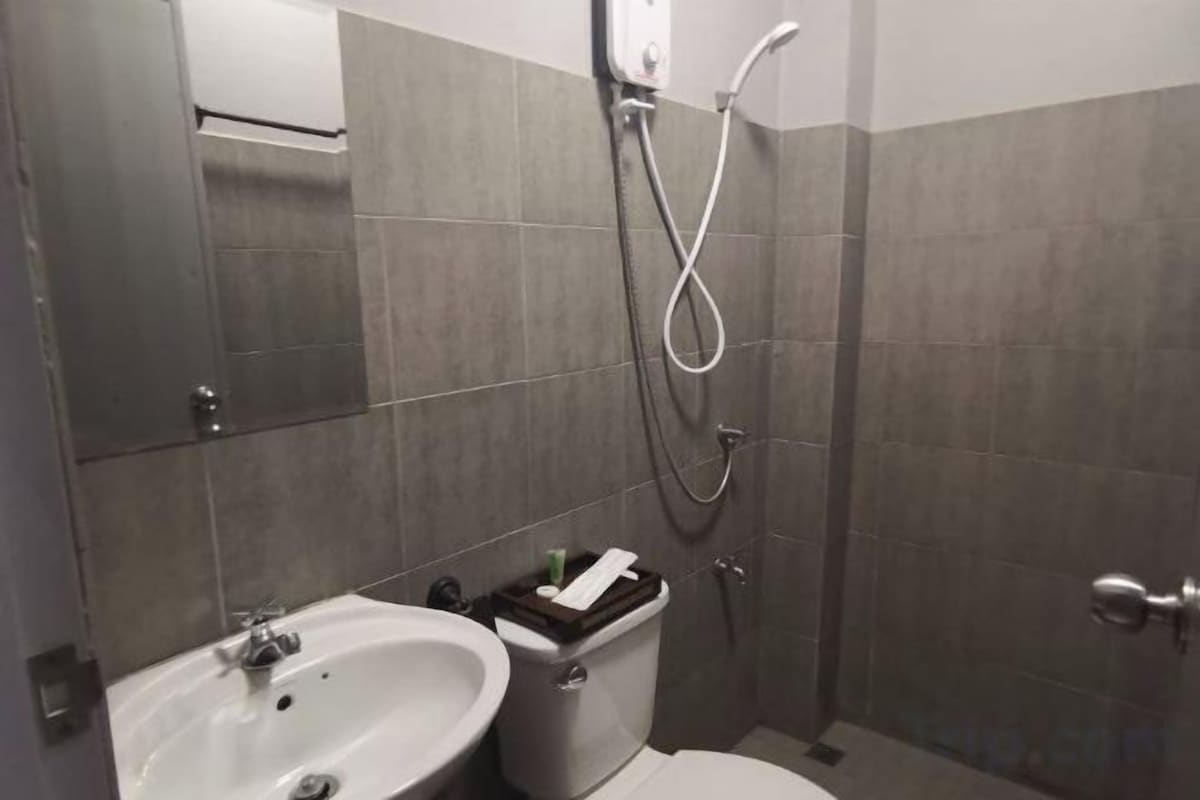 Shower, rainfall showerhead, free toiletries, hair dryer