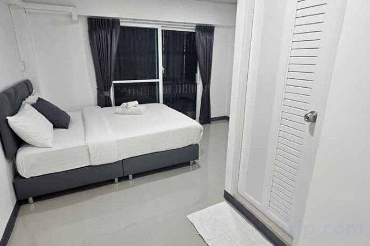 Hypo-allergenic bedding available, WiFi (free), bed sheets