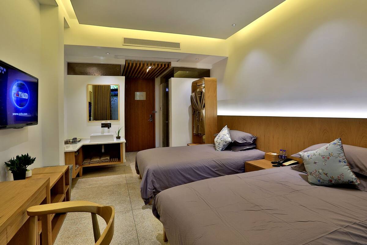Quarto duplo clássico (HE XI) | Roupas de cama premium, individualmente decorados, escrivaninha