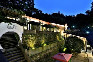 Fachada da propriedade à noite