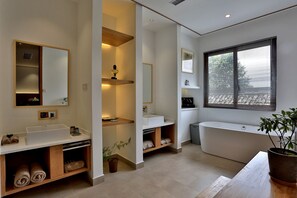 Quarto casal premier (YIN SHE) | Banheiro | Produtos de toalete grátis, roupões de banho, chinelos, toalhas de banho