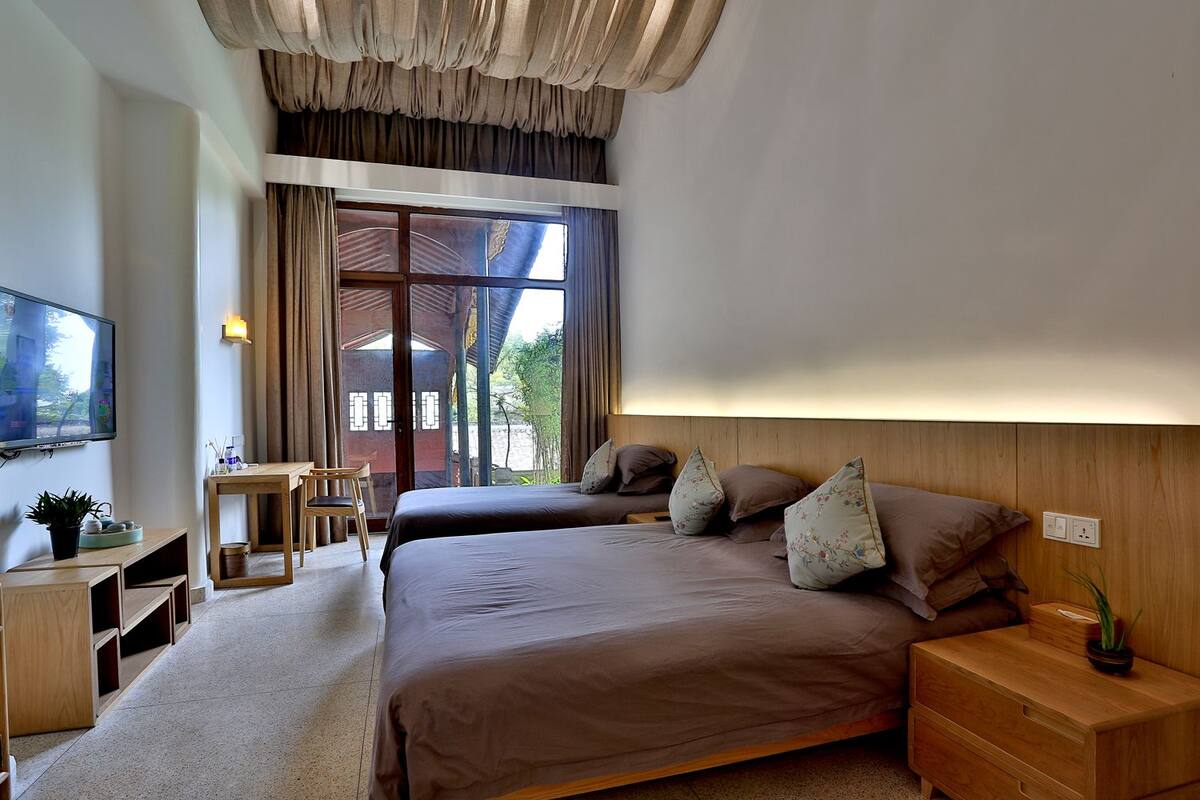 Quarto triplo luxo (JIA YUAN) | Roupas de cama premium, individualmente decorados, escrivaninha