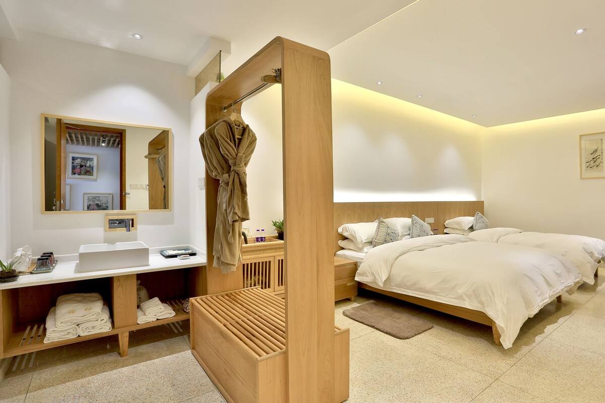 Quarto triplo luxo (FU YUAN) | Roupas de cama premium, individualmente decorados, escrivaninha