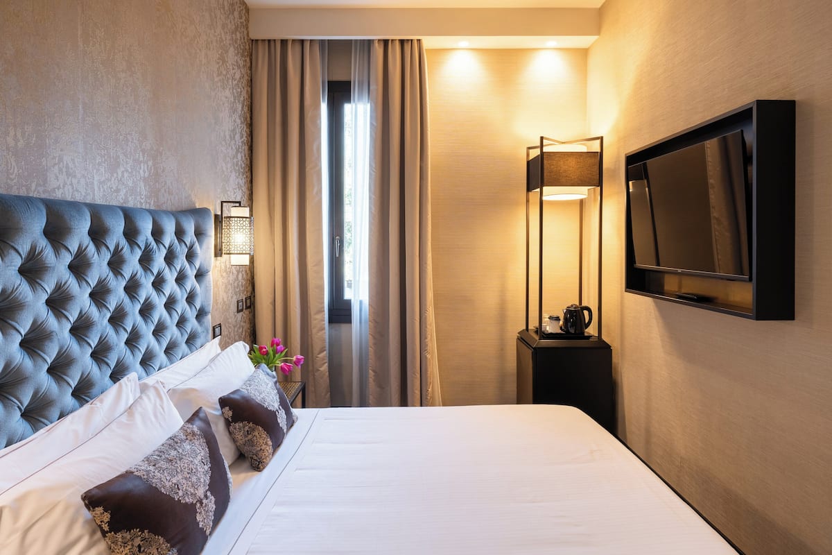 Room, 1 Queen Bed (Cosy) | Premium bedding, down comforters, in-room safe, blackout drapes