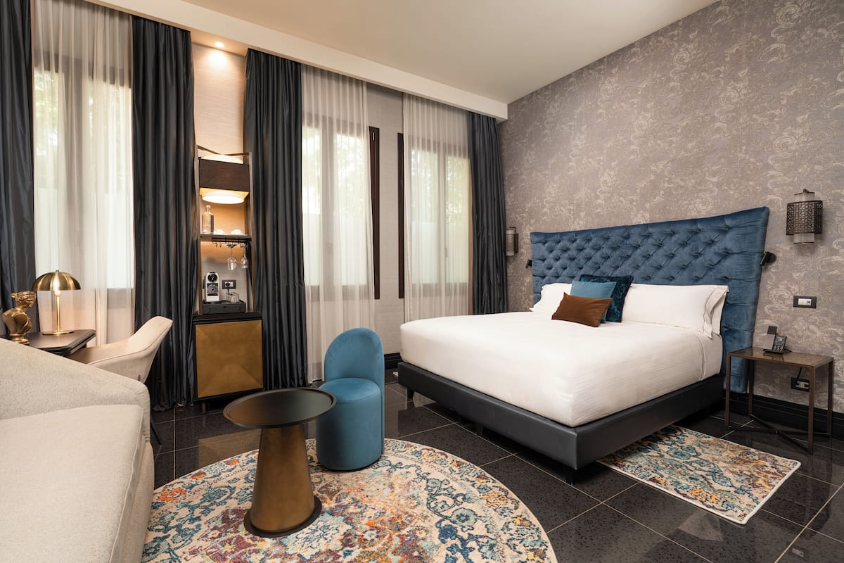 Premium Room, 1 Queen Bed with Sofa bed | Premium bedding, down comforters, in-room safe, blackout drapes