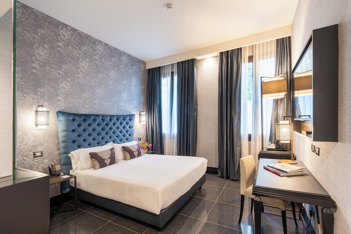 Standard Room, 1 King Bed | Premium bedding, down comforters, in-room safe, blackout drapes