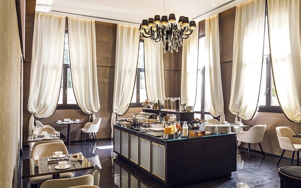 Colazione a buffet a pagamento, servita tutte le mattine 