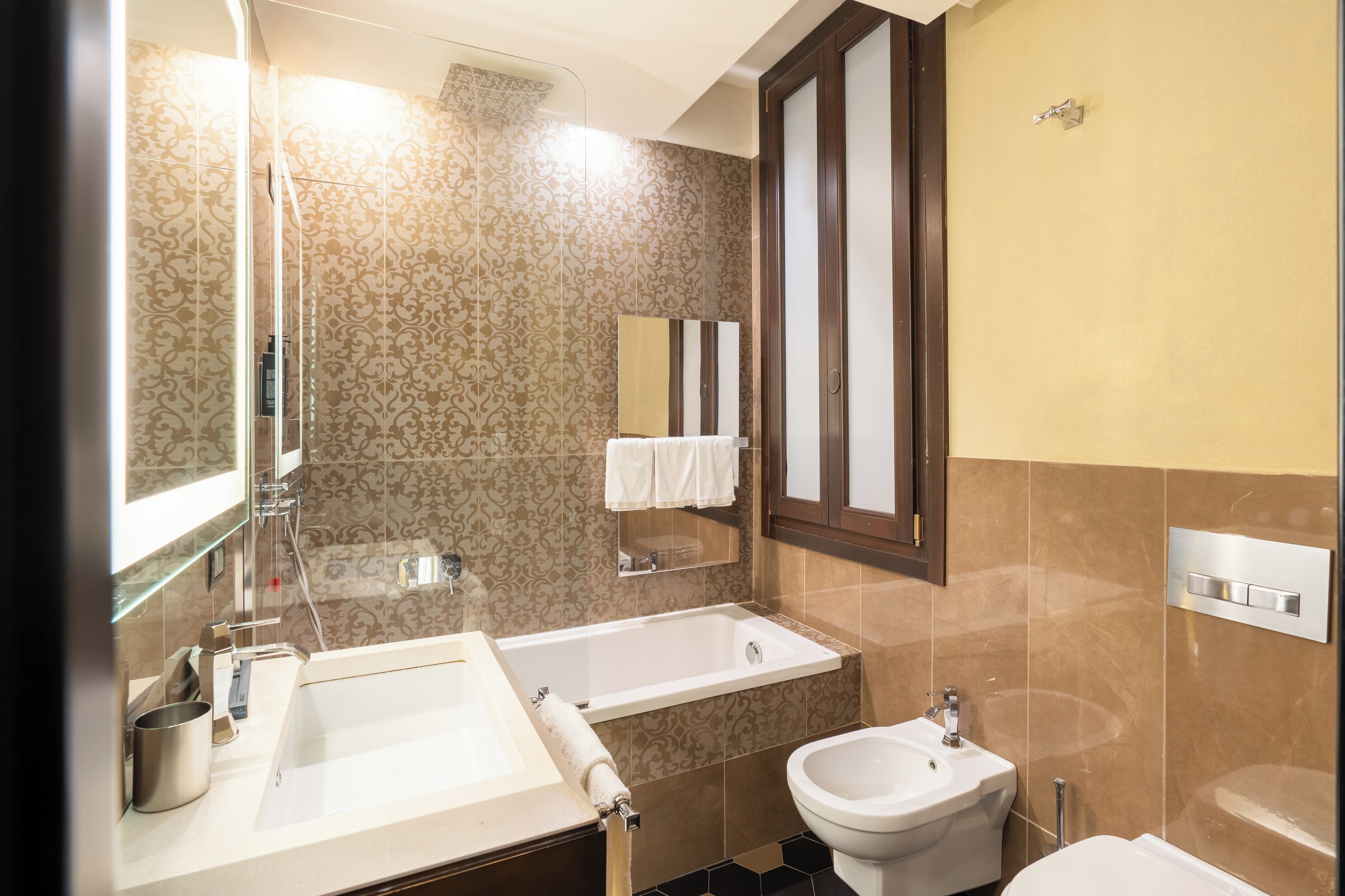 Une salle de bain avec une baignoire, un lavabo et un bidet.