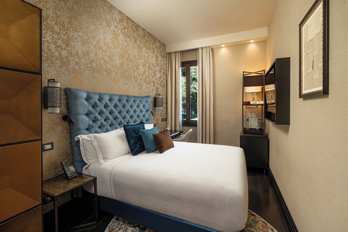 Room, 1 Queen Bed (Cosy) | Premium bedding, down comforters, in-room safe, blackout drapes