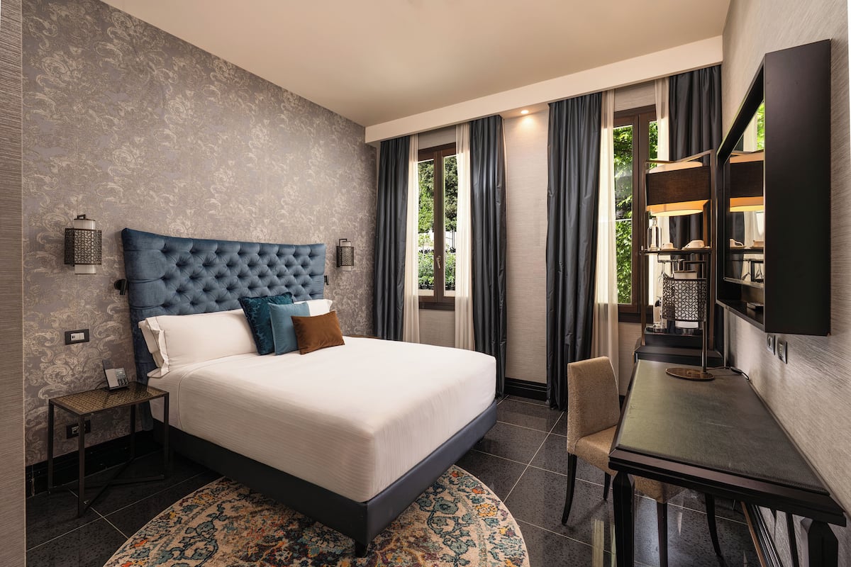 Standard Room, 1 King Bed, Accessible | Premium bedding, down comforters, in-room safe, blackout drapes