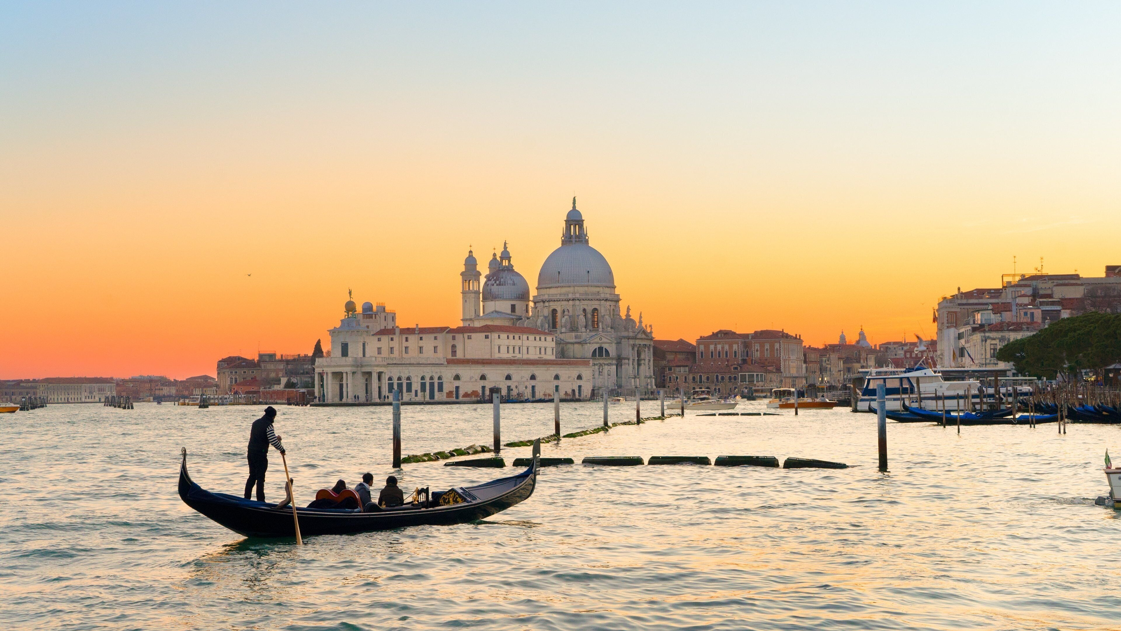 Eine Gondel auf dem Canal Grande in Venedig, im Hintergrund historische Gebäude.