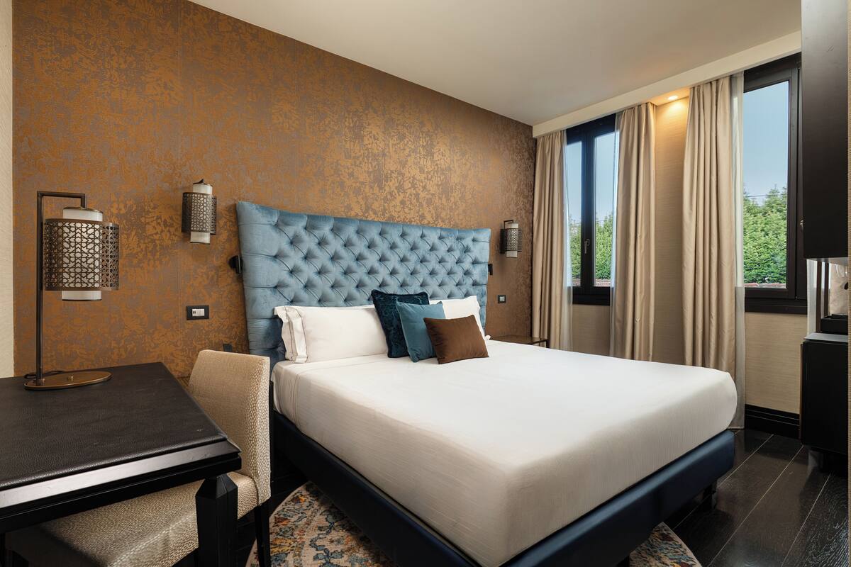 Premium bedding, down comforters, in-room safe, blackout drapes