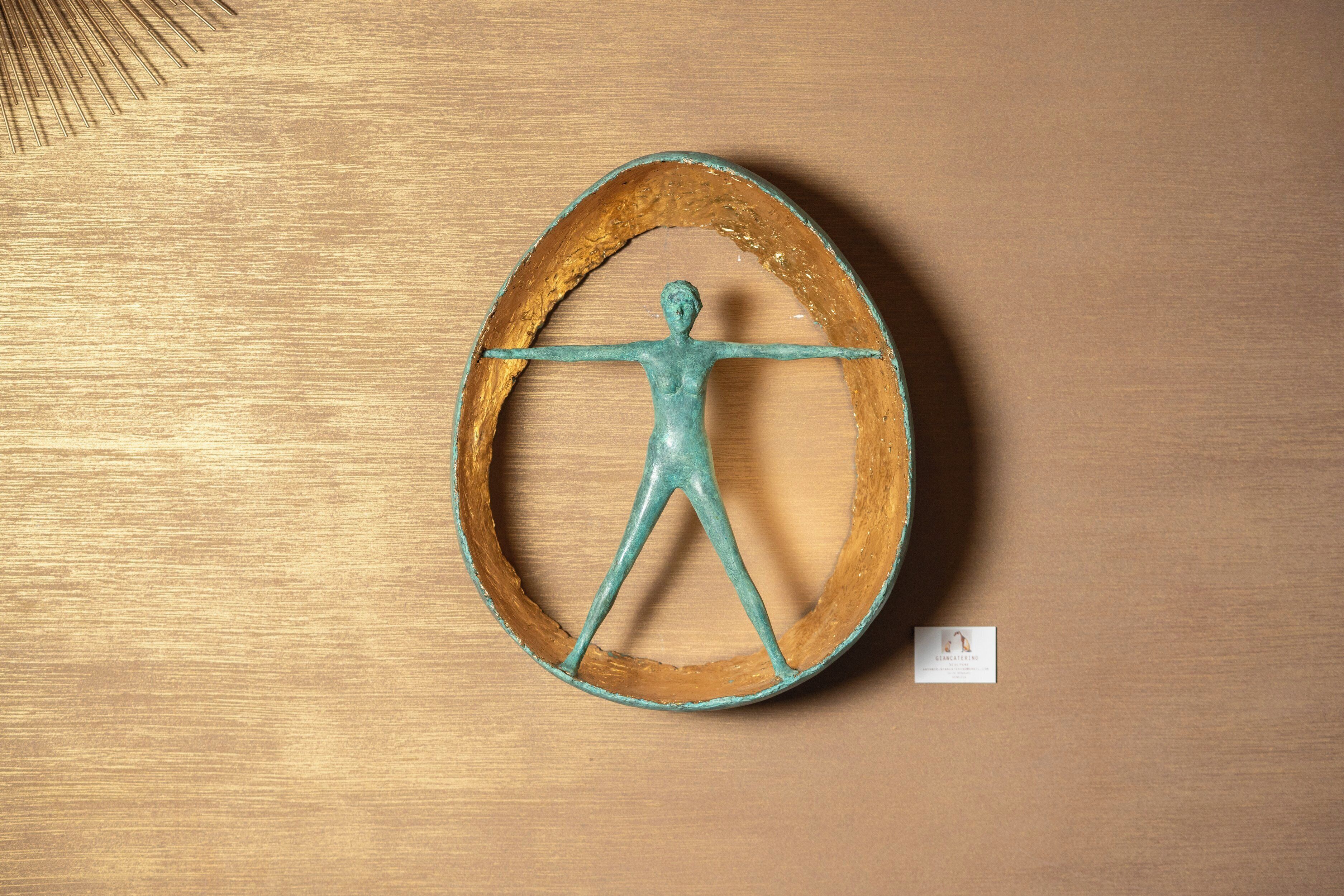 Escultura de madeira com uma figura dentro de um círculo.