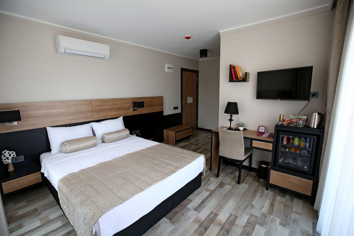 minibar, in-room safe, desk, laptop workspace