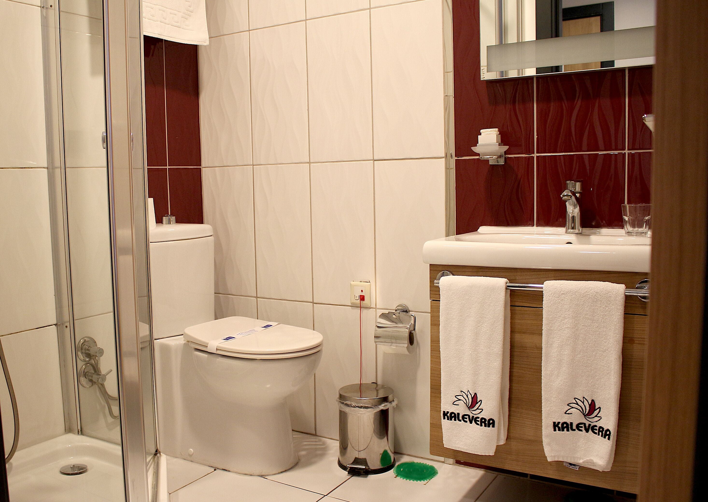 standard double room | minibar, in-room safe, desk, laptop workspace