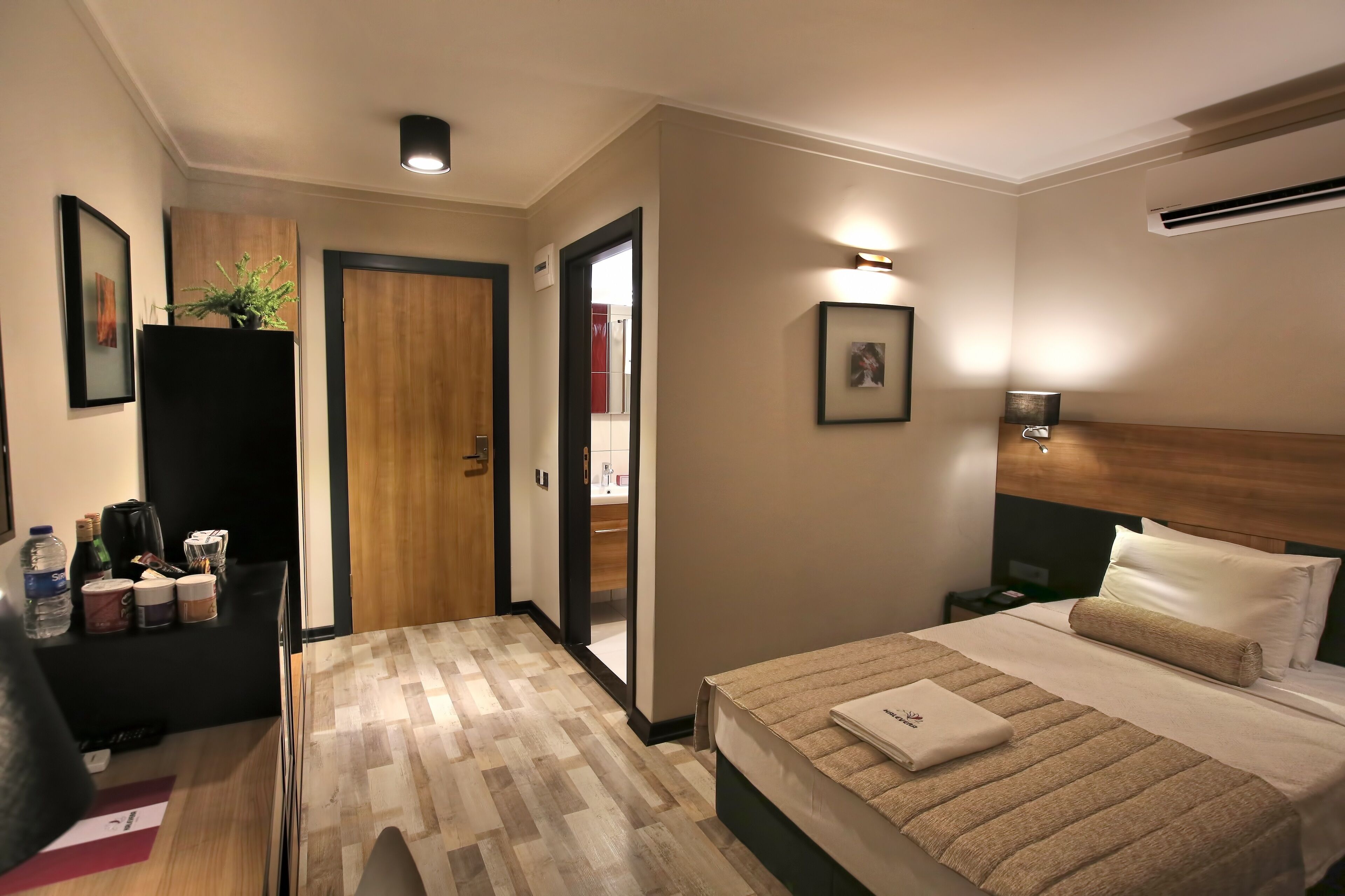 standard double room | minibar, in-room safe, desk, laptop workspace