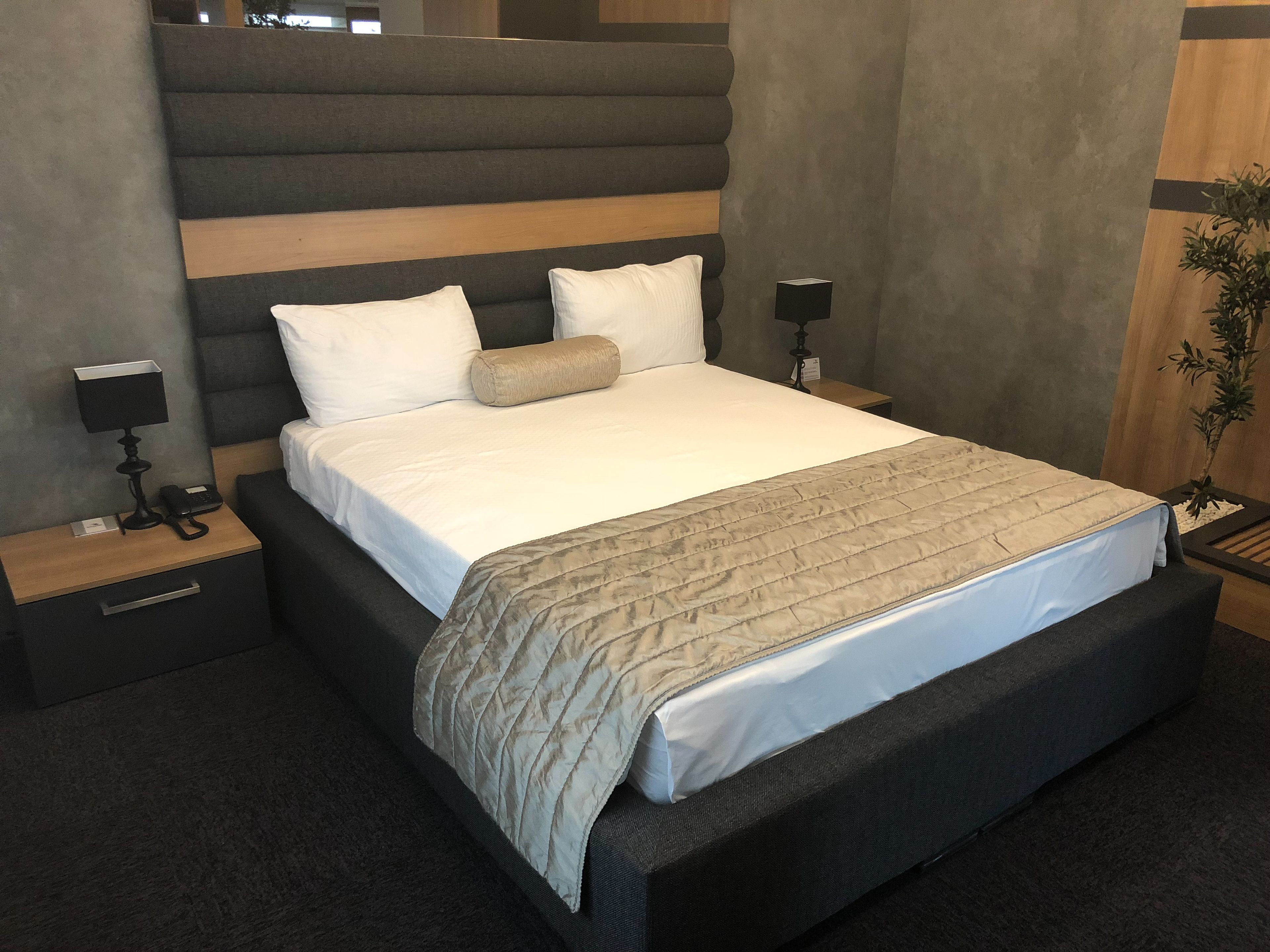 Loftsleilighet, 1 soverom, røyk, byutsikt | Minibar, safe på rommet, skrivebord og skrivebord for bærbar PC