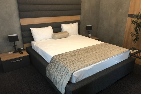 Loftsleilighet, 1 soverom, røyk, byutsikt | Minibar, safe på rommet, skrivebord og skrivebord for bærbar PC