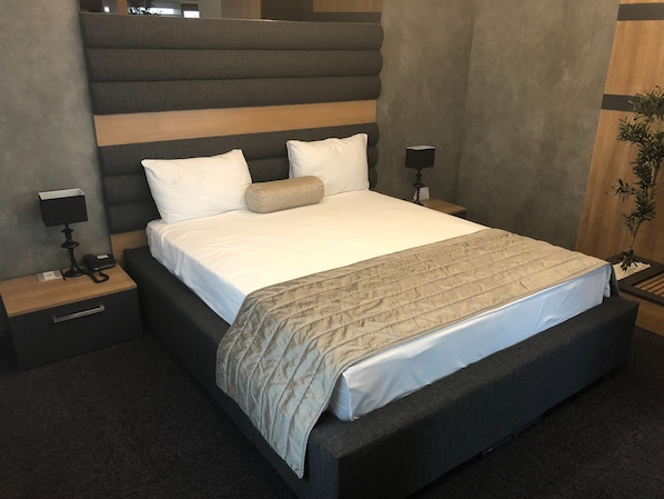 Attico, 1 camera da letto, fumatori, vista città | Minibar, una cassaforte in camera, una scrivania, postazione laptop