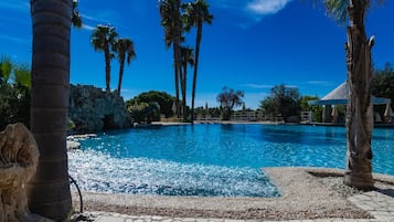 Piscina stagionale all'aperto, ombrelloni da piscina, lettini