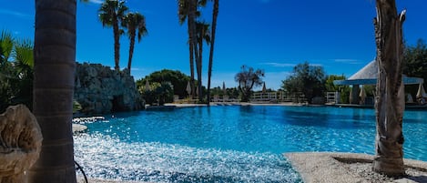 Piscina stagionale all'aperto, ombrelloni da piscina, lettini